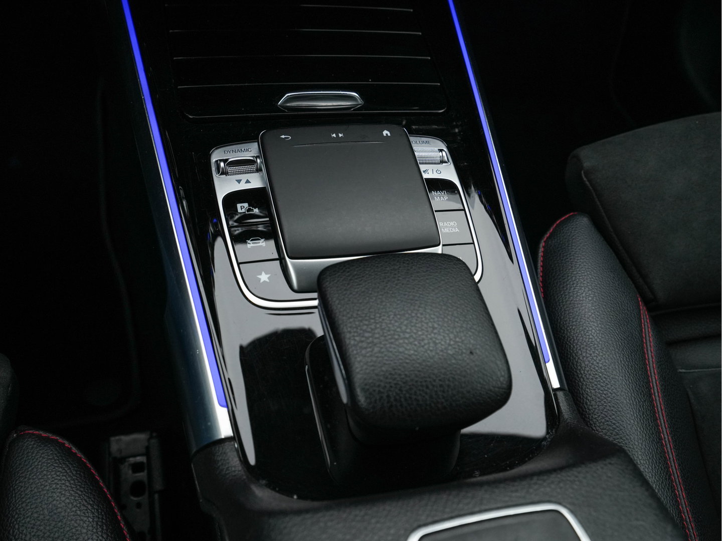 Mercedes-Benz GLB 180 d Premium Plus (INCL. BTW) *AUT | TOWBAR | LEATHER-MICROFIBRE | FULL-LED | AMBIENTLIGHT | WIDE-COCKPIT | HEATED-SPORTSEATS | KEYLESS | NAVI-FULLMAP | ECC | SHIFTPADDLES | PDC | CRUISE | 190''ALU*