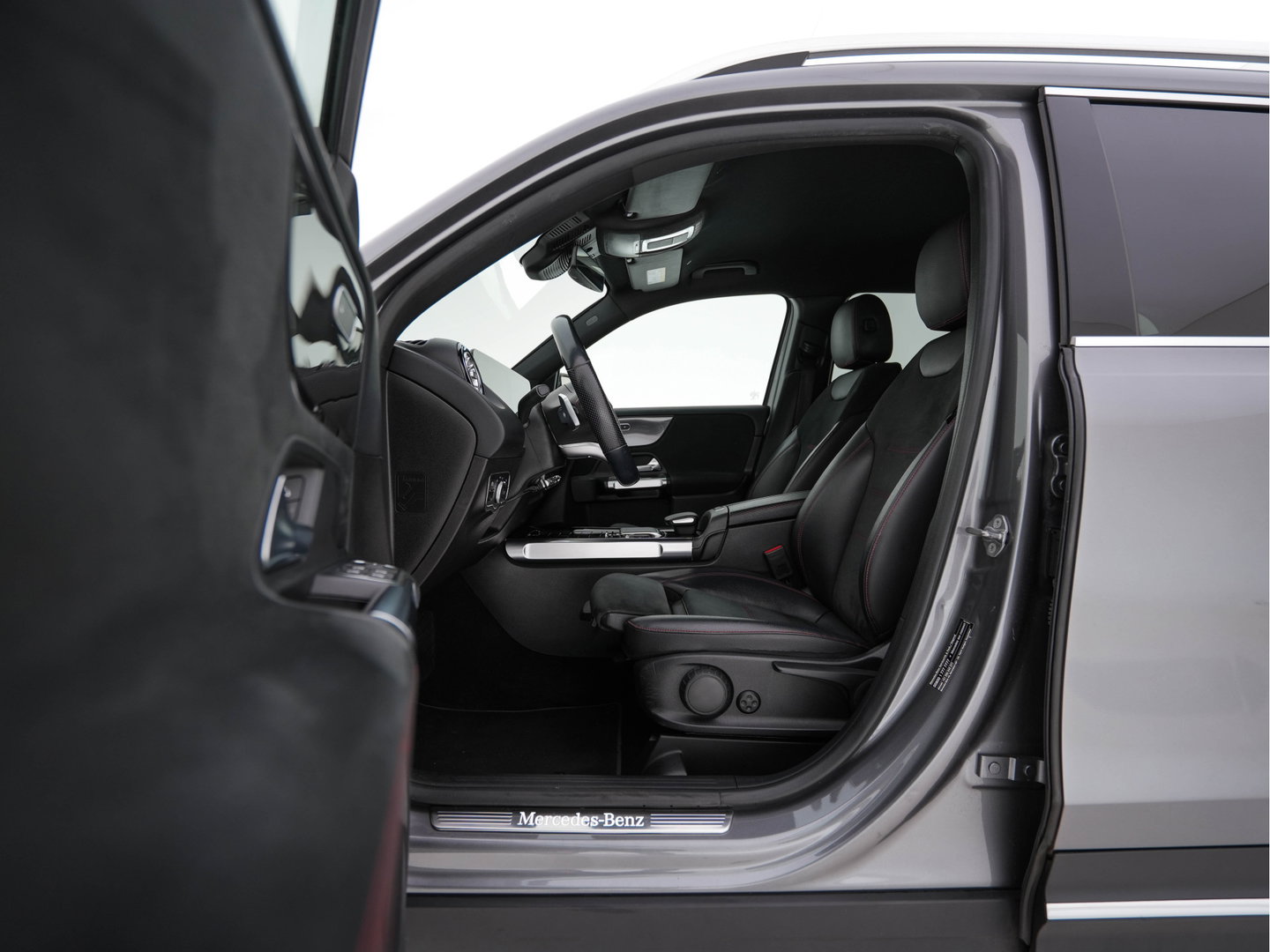Mercedes-Benz GLB 180 d Premium Plus (INCL. BTW) *AUT | TOWBAR | LEATHER-MICROFIBRE | FULL-LED | AMBIENTLIGHT | WIDE-COCKPIT | HEATED-SPORTSEATS | KEYLESS | NAVI-FULLMAP | ECC | SHIFTPADDLES | PDC | CRUISE | 190''ALU*
