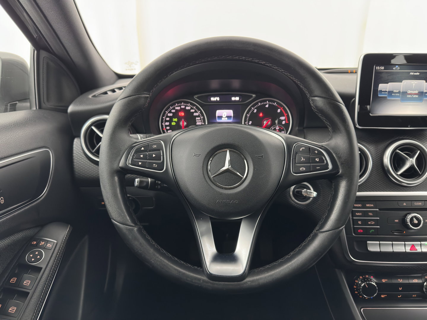 Mercedes-Benz A-Klasse 180 d Lease Edition Plus *LEATHER-FABRIC | NAVI-FULLMAP | CLIMA | COMFORTSEATS | CRUISE | KEYLESS | TOWBAR | 16''ALU*