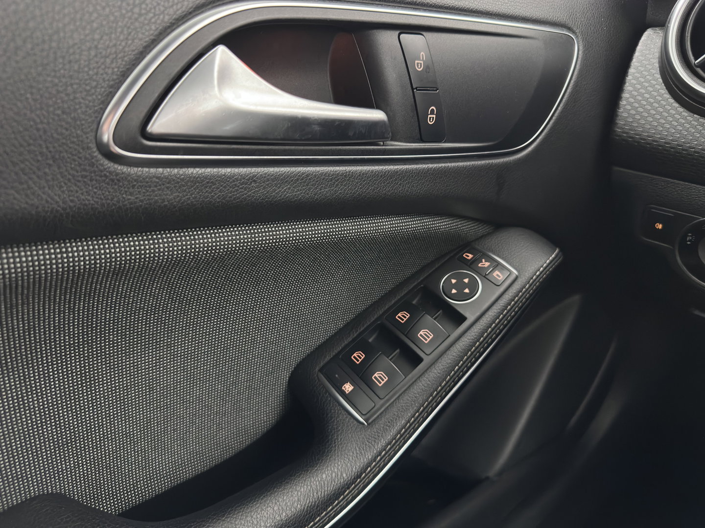 Mercedes-Benz A-Klasse 180 d Lease Edition Plus *LEATHER-FABRIC | NAVI-FULLMAP | CLIMA | COMFORTSEATS | CRUISE | KEYLESS | TOWBAR | 16''ALU*