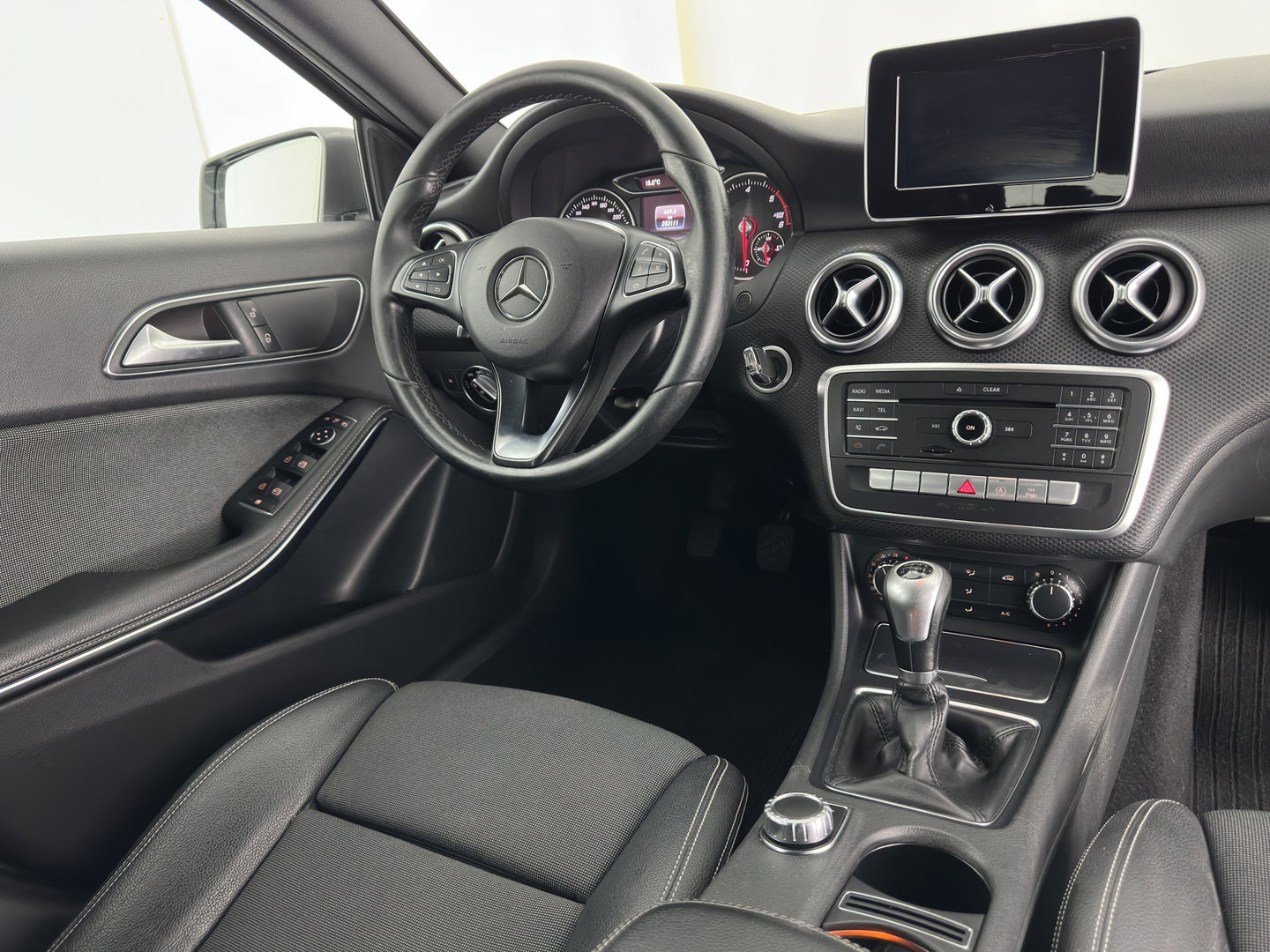 Mercedes-Benz A-Klasse 180 d Lease Edition Plus *LEATHER-FABRIC | NAVI-FULLMAP | CLIMA | COMFORTSEATS | CRUISE | KEYLESS | TOWBAR | 16''ALU*