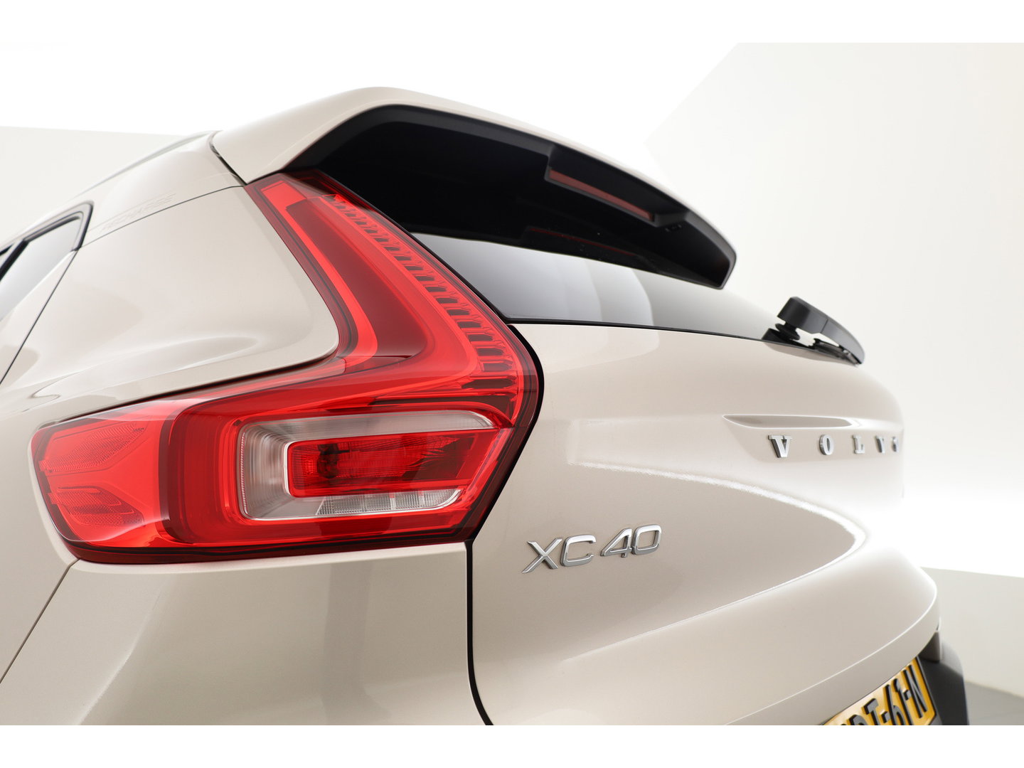 Volvo XC40 1.5 T5 Plug-in hybrid Plus Bright | Leer | ACC | Blis | 20' | H&K Audio | Memory stoelen | Achteruitrijcamera |