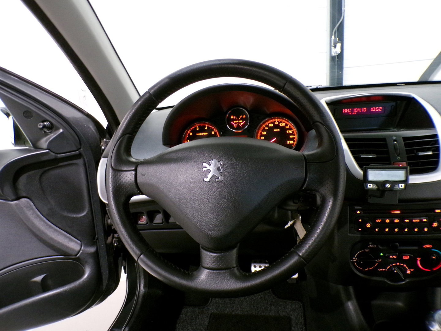 Peugeot 206+ 1.4 XS "Origineel NL!" Trekhaak Bluetooth Airco Garantie 4-seizoenen banden Nieuwe-APK ! Zeer nette & goede auto !