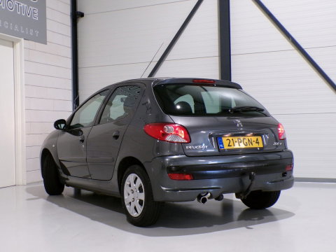 Peugeot 206+ 1.4 XS "Origineel NL!" Trekhaak Bluetooth Airco Garantie 4-seizoenen banden Nieuwe-APK ! Zeer nette & goede auto !