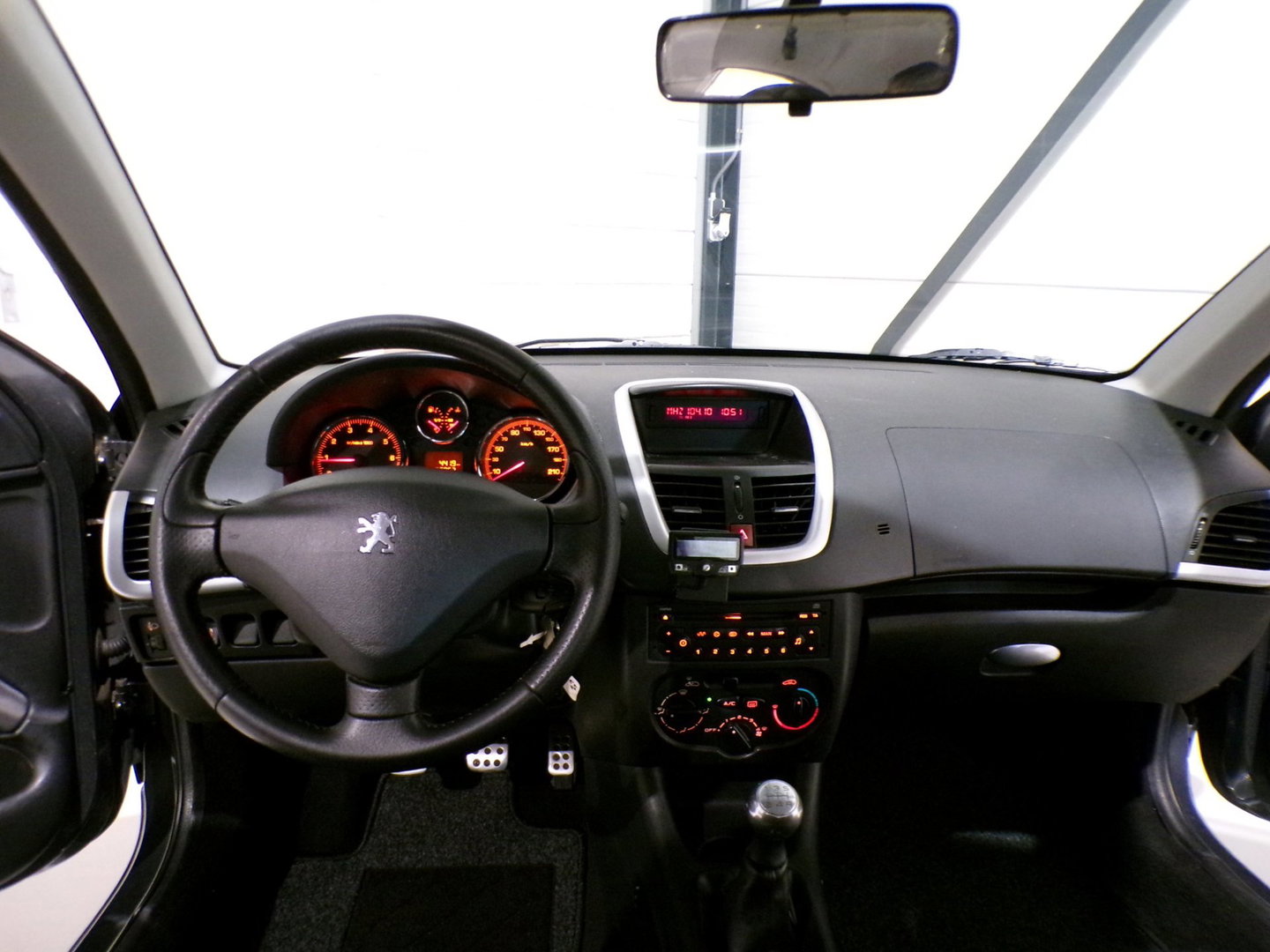 Peugeot 206+ 1.4 XS "Origineel NL!" Trekhaak Bluetooth Airco Garantie 4-seizoenen banden Nieuwe-APK ! Zeer nette & goede auto !