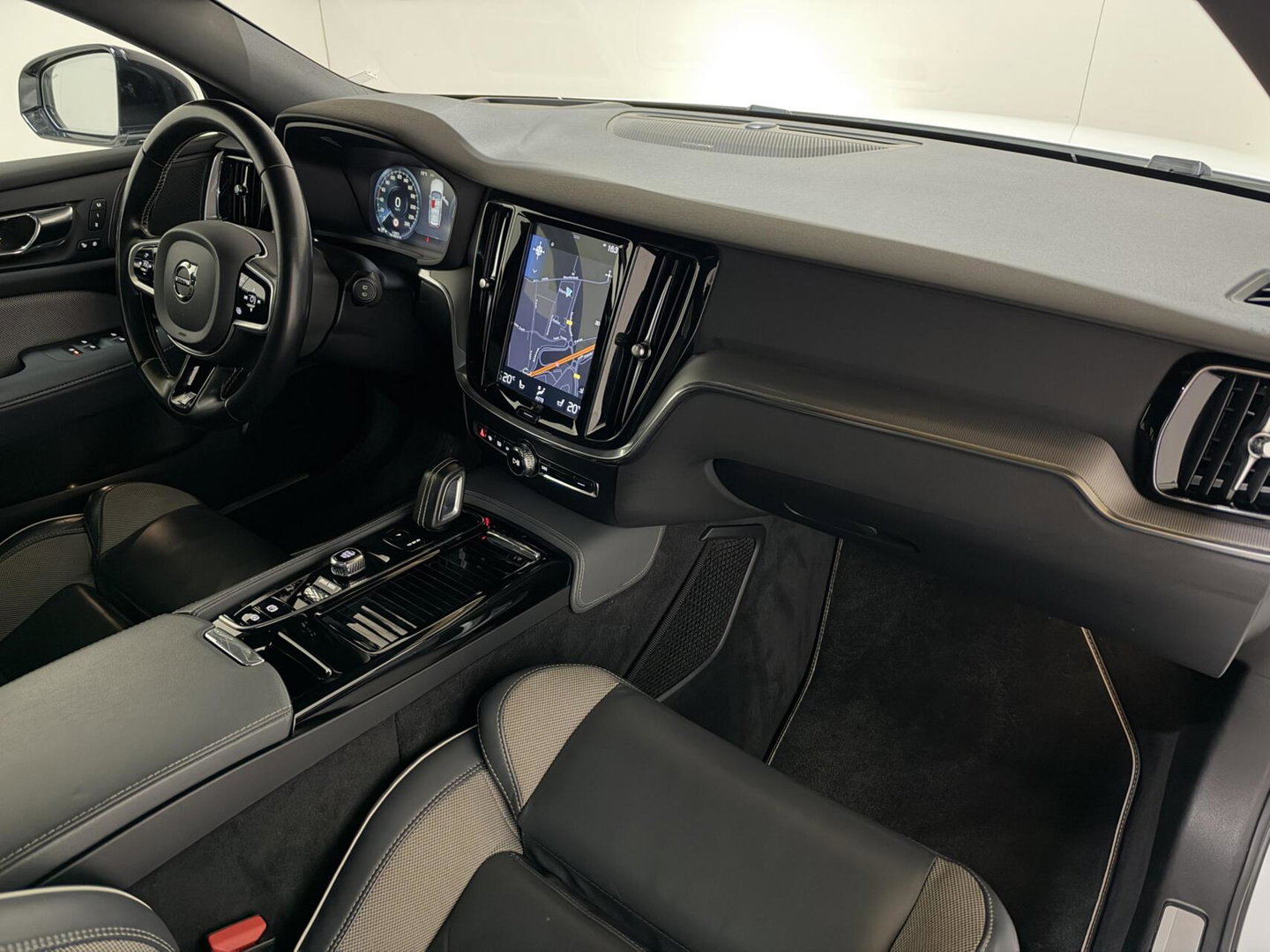 Volvo V60 2.0 T8 Twin Engine AWD R-Design Pano H/K 360° HUD Trekh.