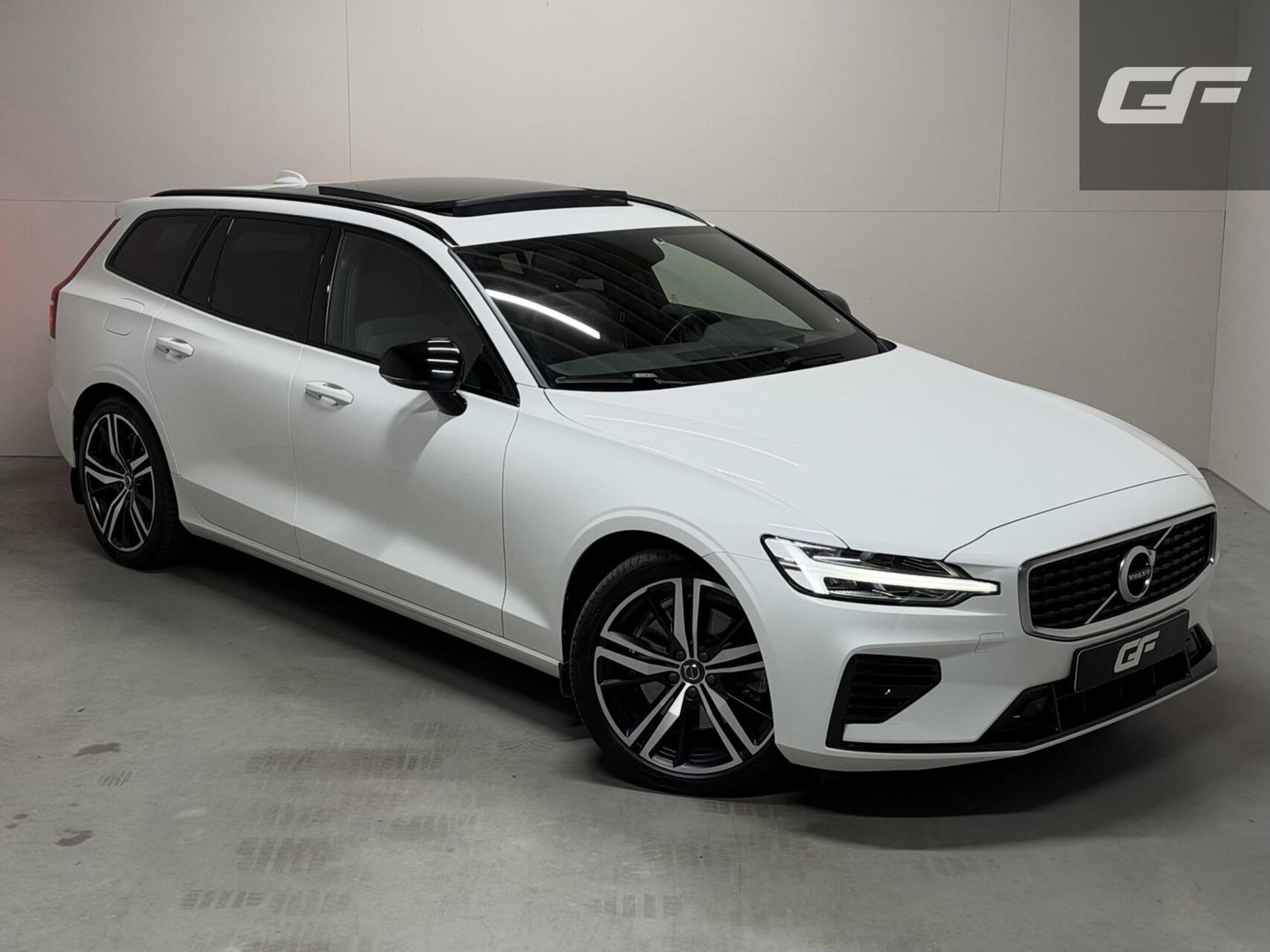 Volvo V60 2.0 T8 Twin Engine AWD R-Design Pano H/K 360° HUD Trekh.