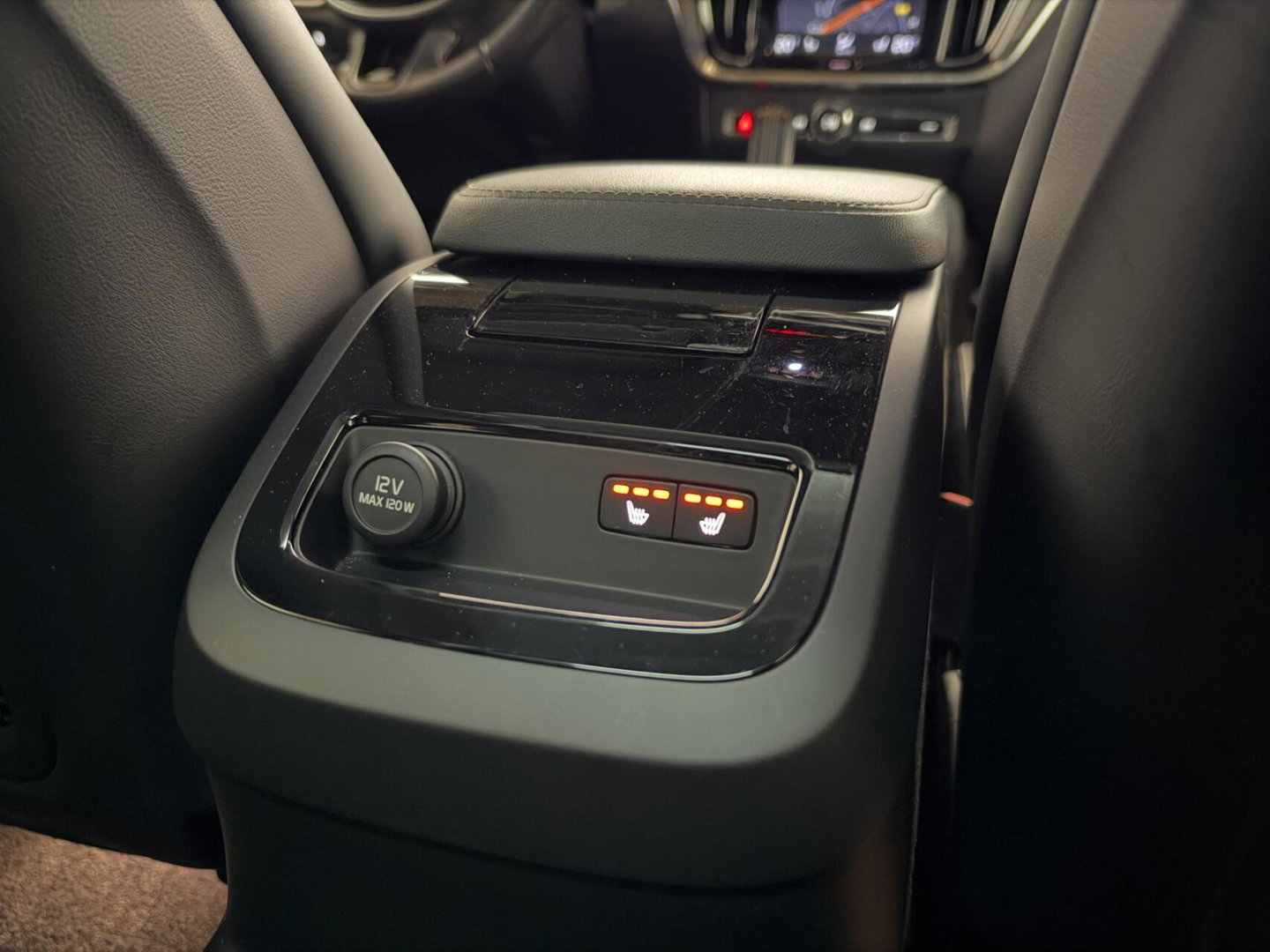 Volvo V60 2.0 T8 Twin Engine AWD R-Design Pano H/K 360° HUD Trekh.