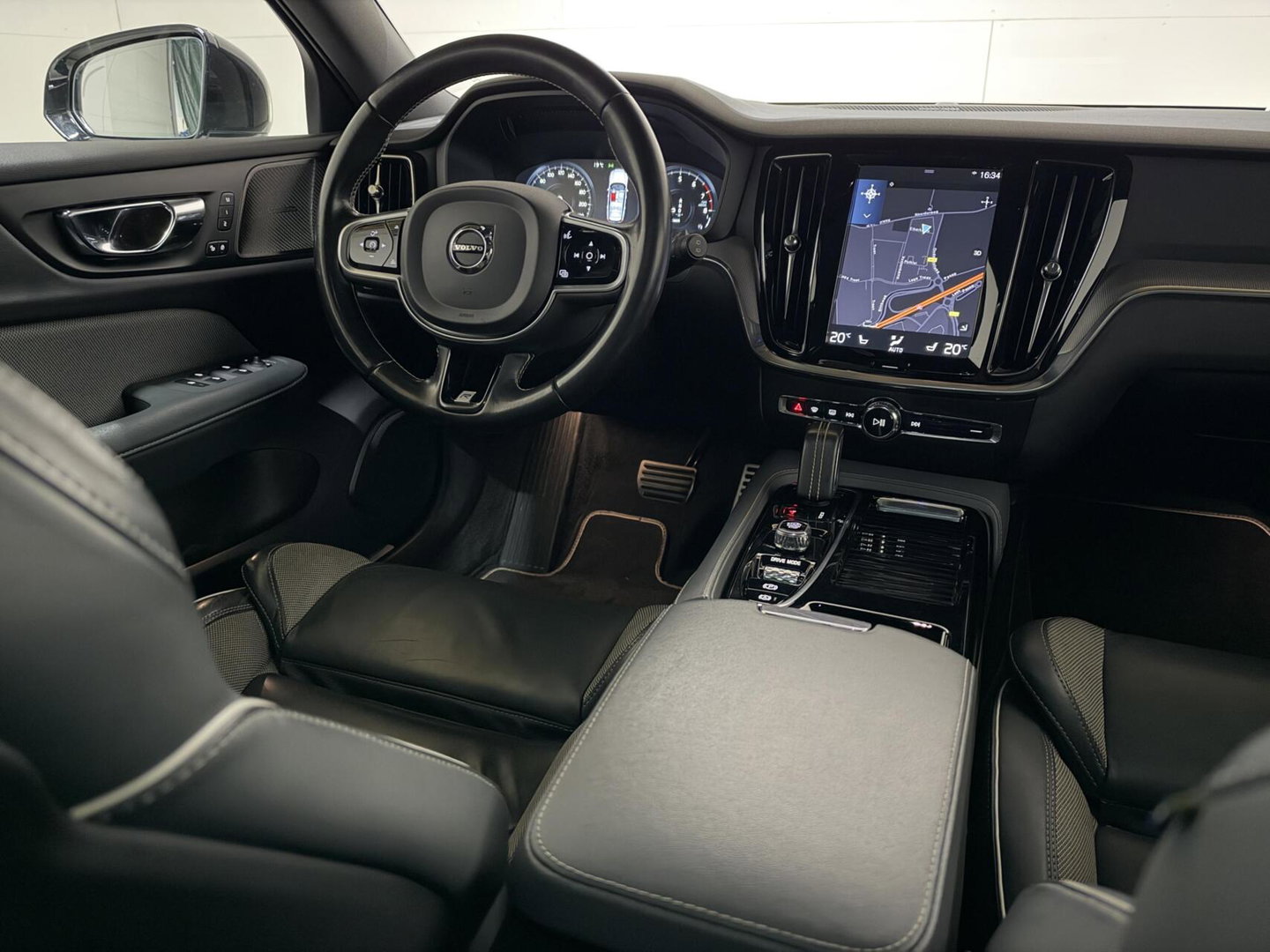 Volvo V60 2.0 T8 Twin Engine AWD R-Design Pano H/K 360° HUD Trekh.