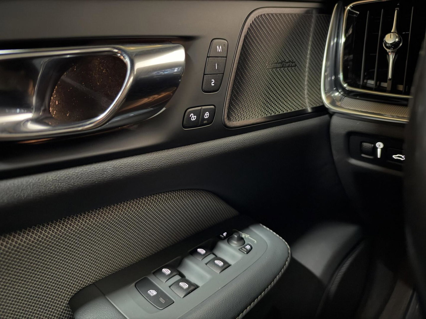 Volvo V60 2.0 T8 Twin Engine AWD R-Design Pano H/K 360° HUD Trekh.