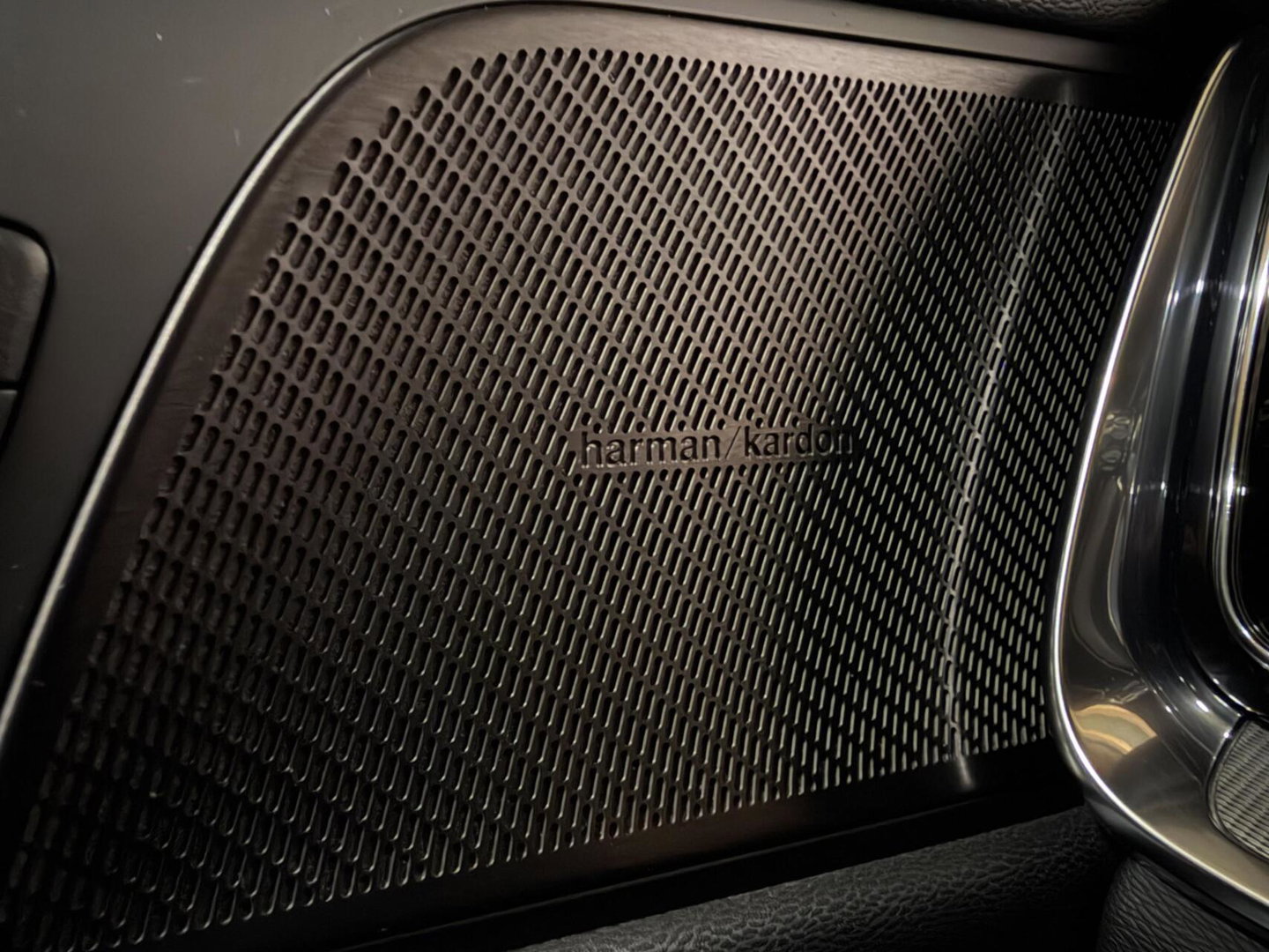 Volvo V60 2.0 T8 Twin Engine AWD R-Design Pano H/K 360° HUD Trekh.