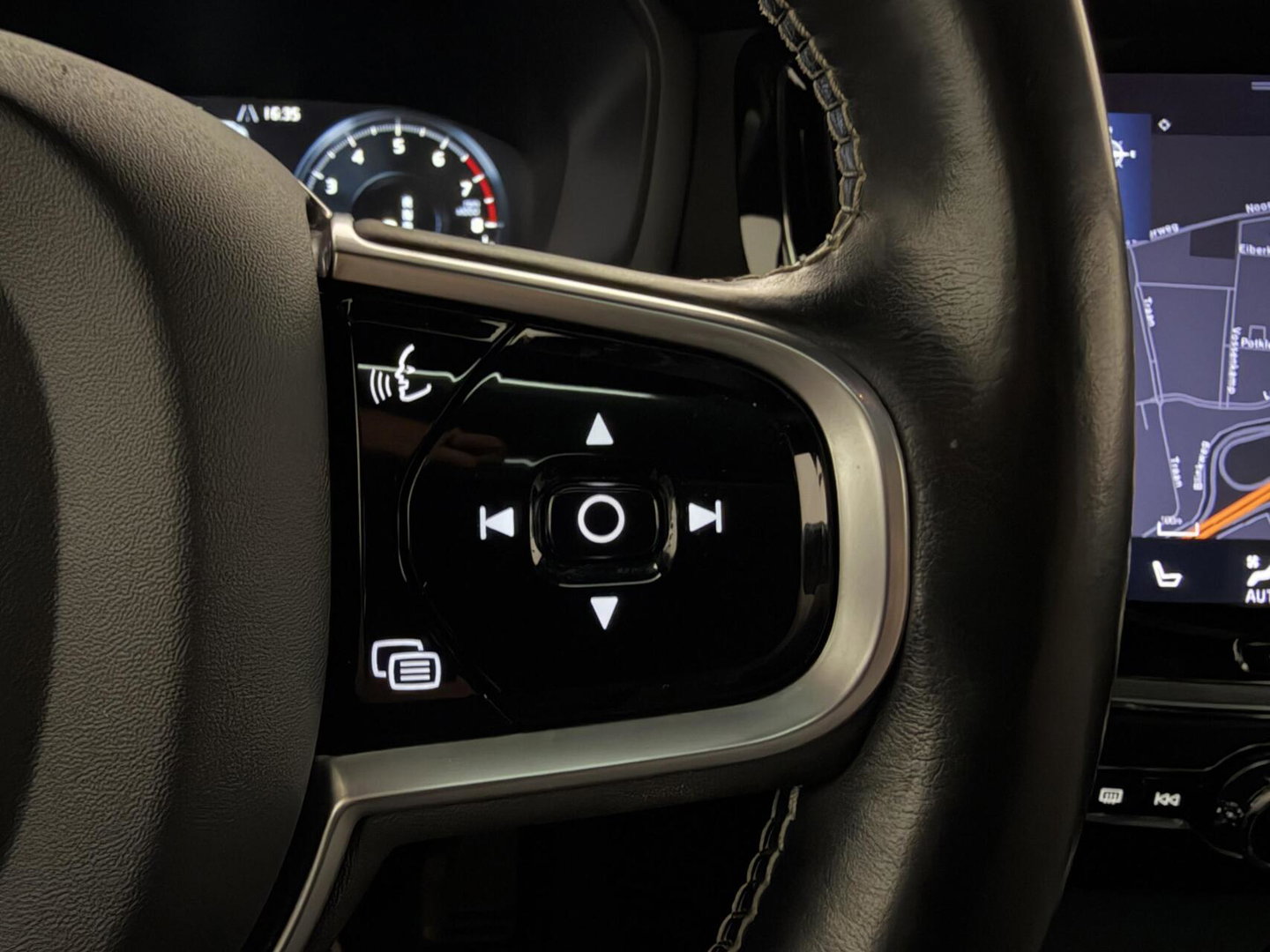 Volvo V60 2.0 T8 Twin Engine AWD R-Design Pano H/K 360° HUD Trekh.