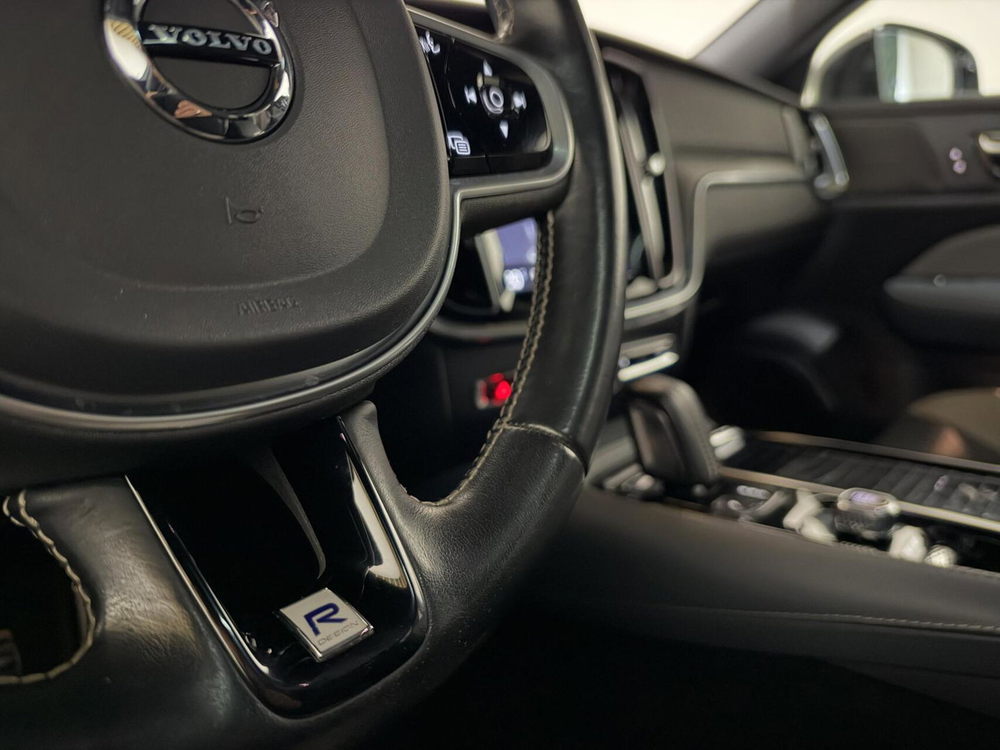 Volvo V60 2.0 T8 Twin Engine AWD R-Design Pano H/K 360° HUD Trekh.