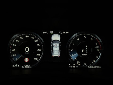 Volvo V60 2.0 T8 Twin Engine AWD R-Design Pano H/K 360° HUD Trekh.