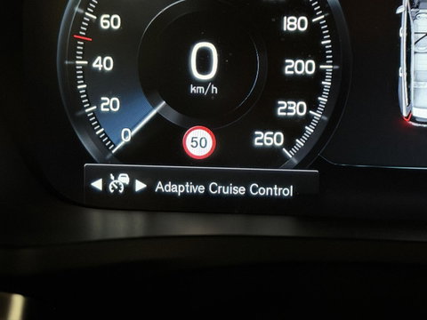 Volvo V60 2.0 T8 Twin Engine AWD R-Design Pano H/K 360° HUD Trekh.