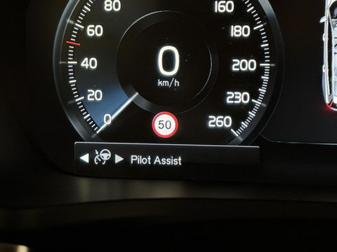 Volvo V60 2.0 T8 Twin Engine AWD R-Design Pano H/K 360° HUD Trekh.