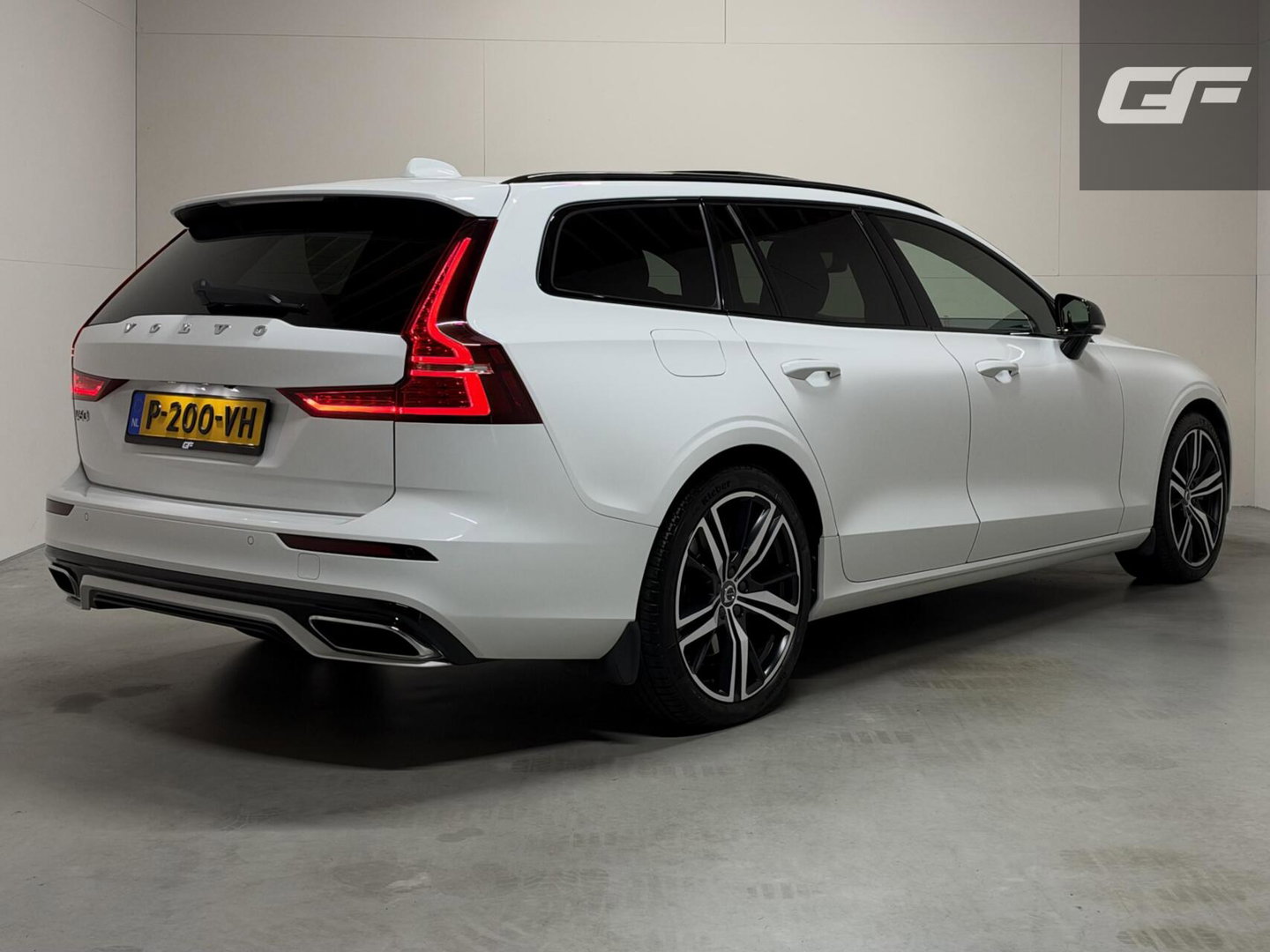 Volvo V60 2.0 T8 Twin Engine AWD R-Design Pano H/K 360° HUD Trekh.