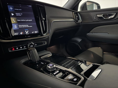 Volvo V60 2.0 T8 Twin Engine AWD R-Design Pano H/K 360° HUD Trekh.