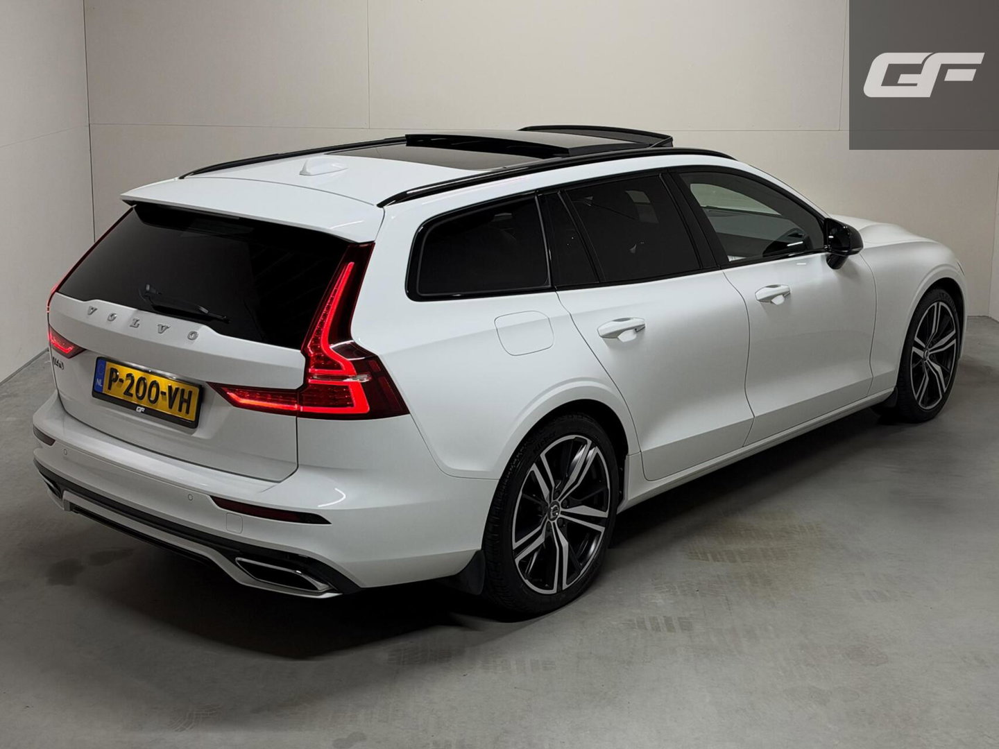 Volvo V60 2.0 T8 Twin Engine AWD R-Design Pano H/K 360° HUD Trekh.
