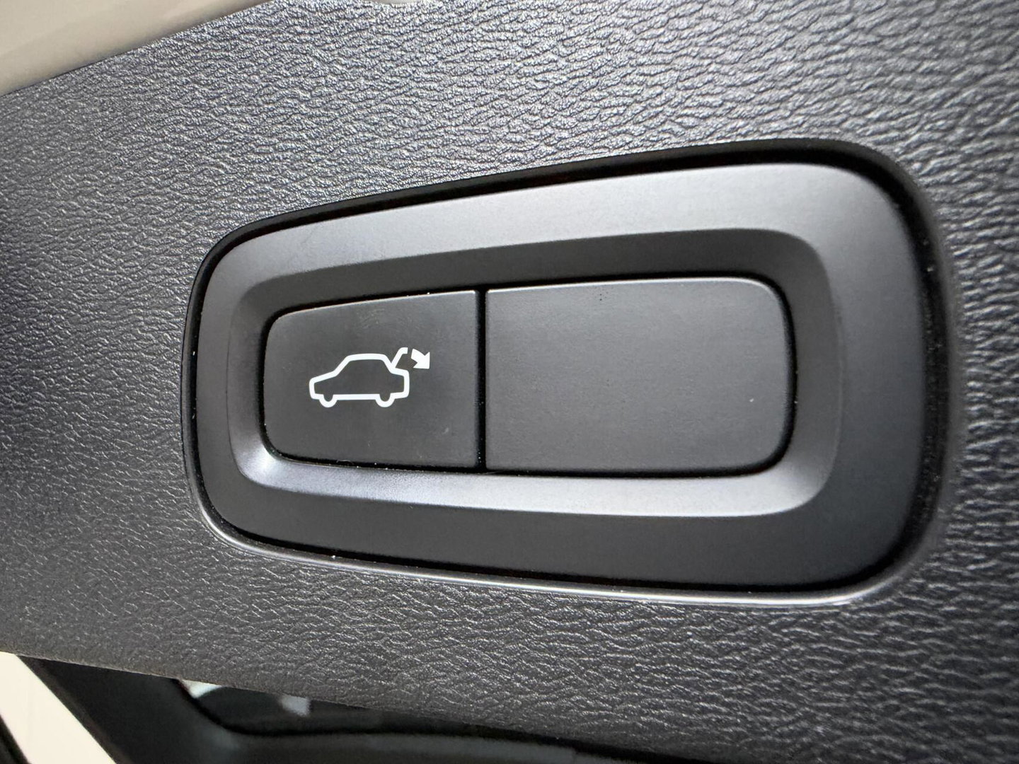 Volvo V60 2.0 T8 Twin Engine AWD R-Design Pano H/K 360° HUD Trekh.
