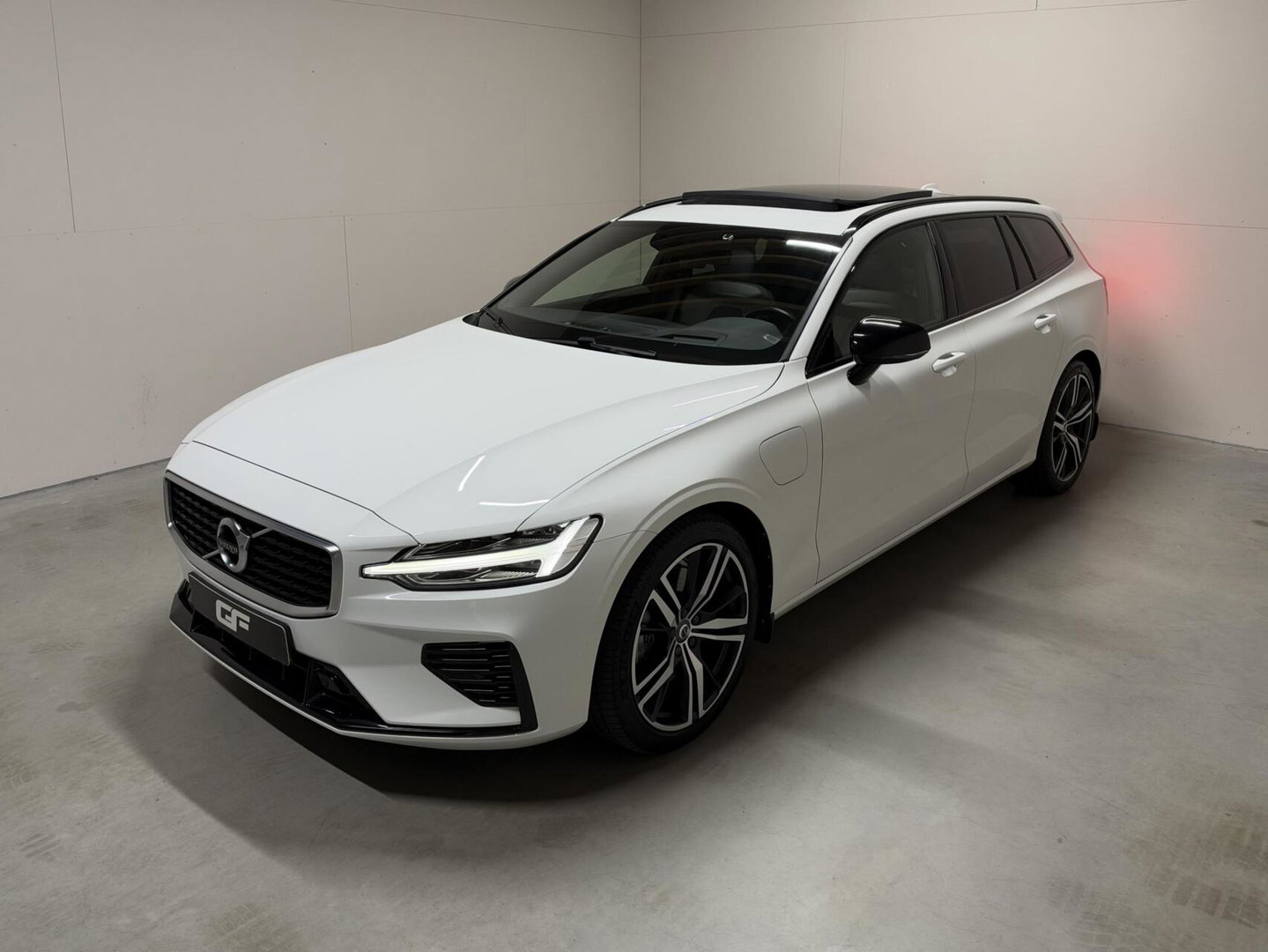Volvo V60 2.0 T8 Twin Engine AWD R-Design Pano H/K 360° HUD Trekh.