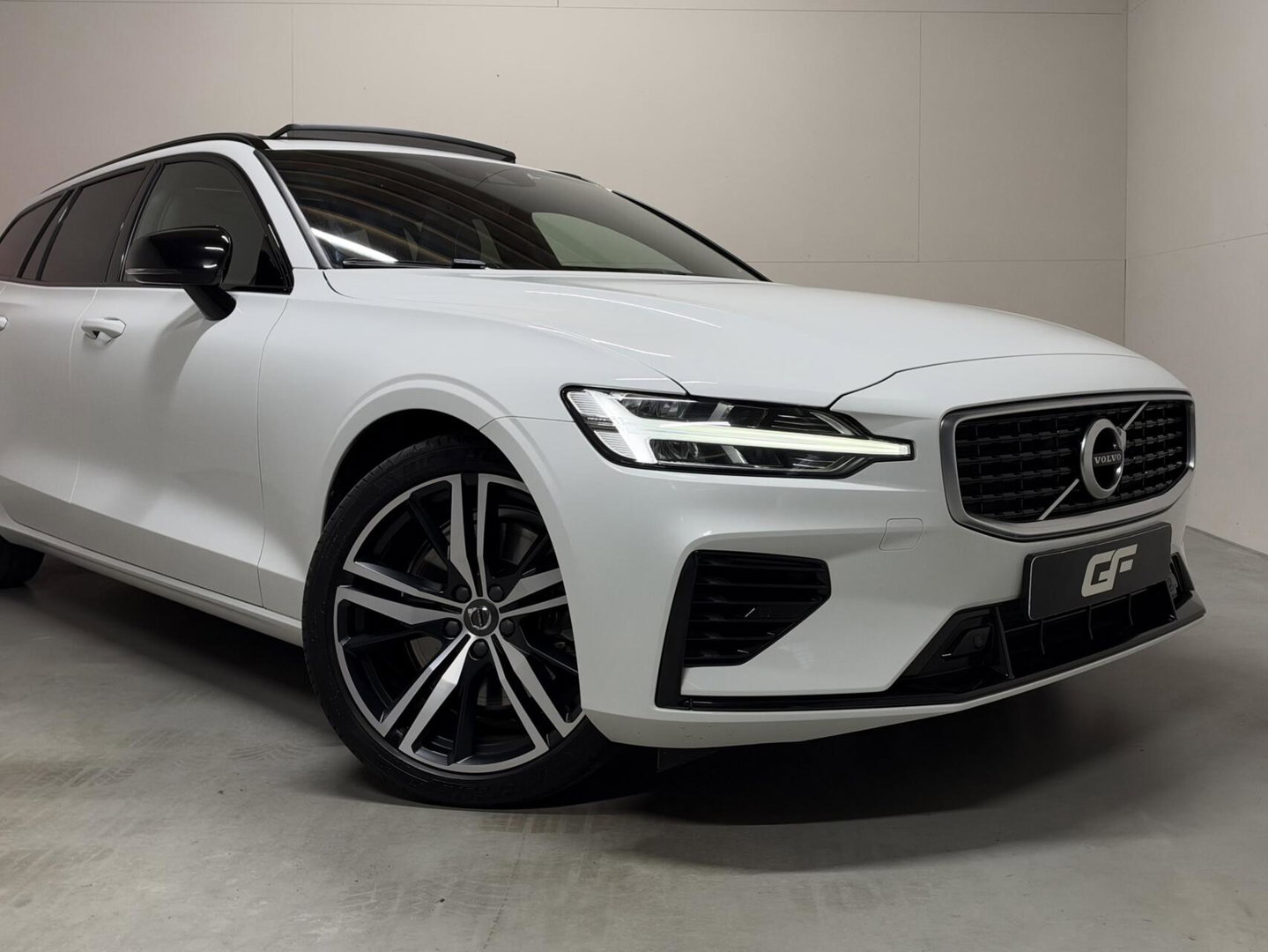 Volvo V60 2.0 T8 Twin Engine AWD R-Design Pano H/K 360° HUD Trekh.