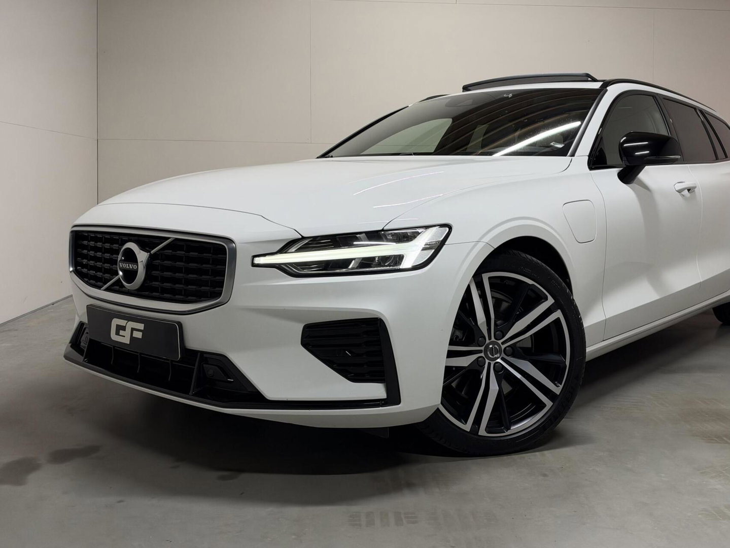 Volvo V60 2.0 T8 Twin Engine AWD R-Design Pano H/K 360° HUD Trekh.