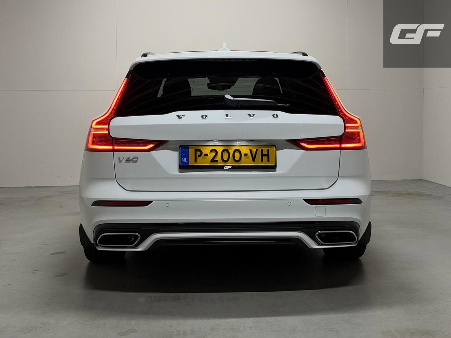 Volvo V60 2.0 T8 Twin Engine AWD R-Design Pano H/K 360° HUD Trekh.