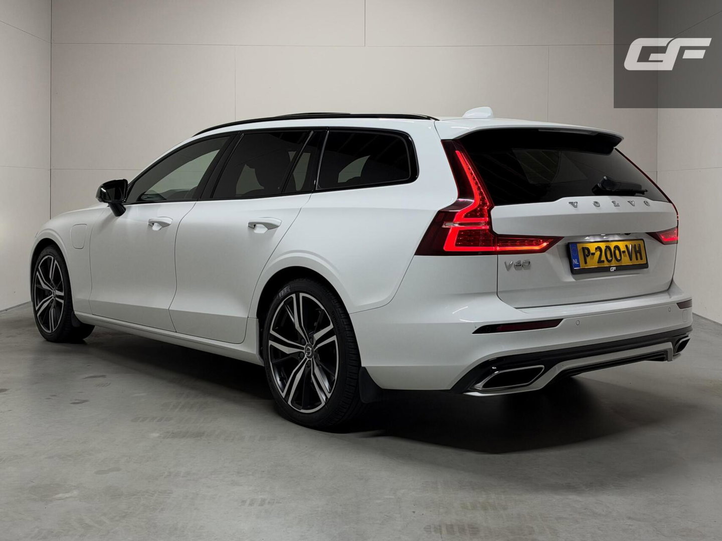 Volvo V60 2.0 T8 Twin Engine AWD R-Design Pano H/K 360° HUD Trekh.