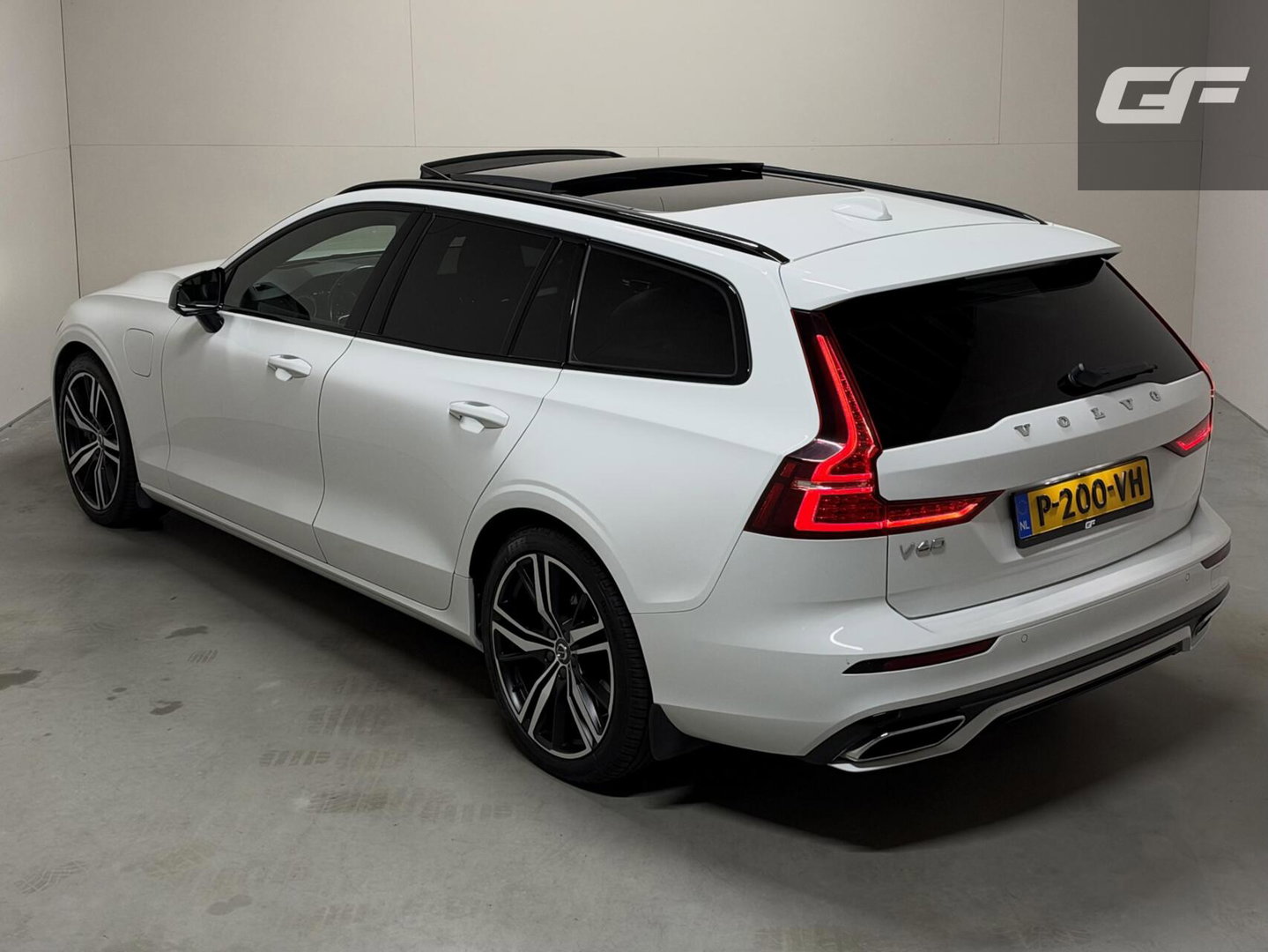 Volvo V60 2.0 T8 Twin Engine AWD R-Design Pano H/K 360° HUD Trekh.