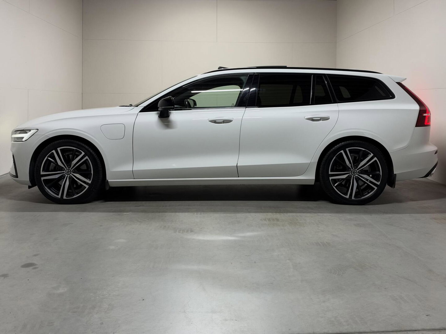 Volvo V60 2.0 T8 Twin Engine AWD R-Design Pano H/K 360° HUD Trekh.