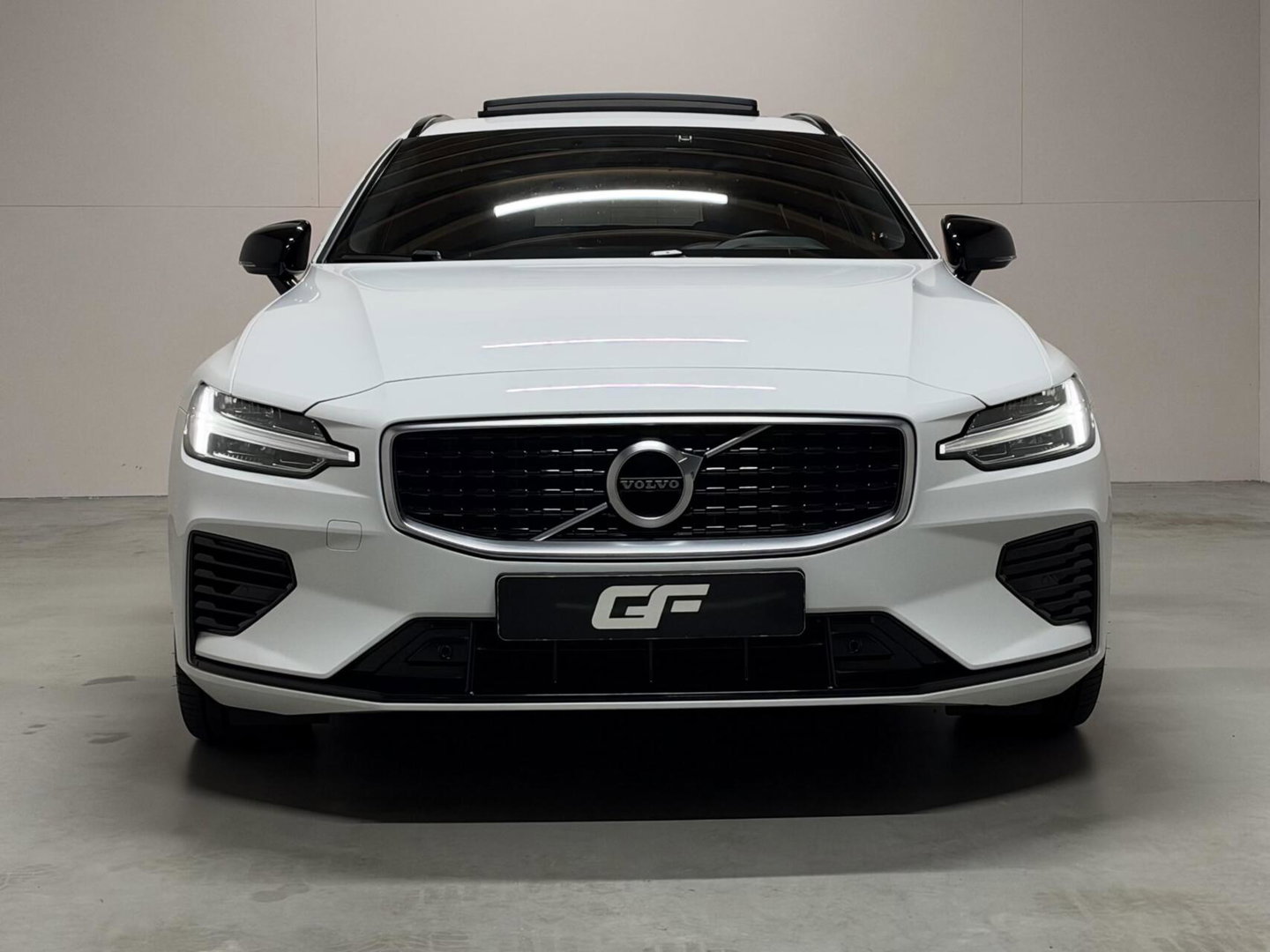Volvo V60 2.0 T8 Twin Engine AWD R-Design Pano H/K 360° HUD Trekh.