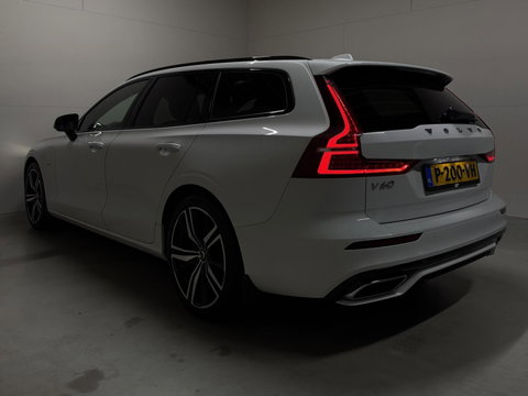 Volvo V60 2.0 T8 Twin Engine AWD R-Design Pano H/K 360° HUD Trekh.