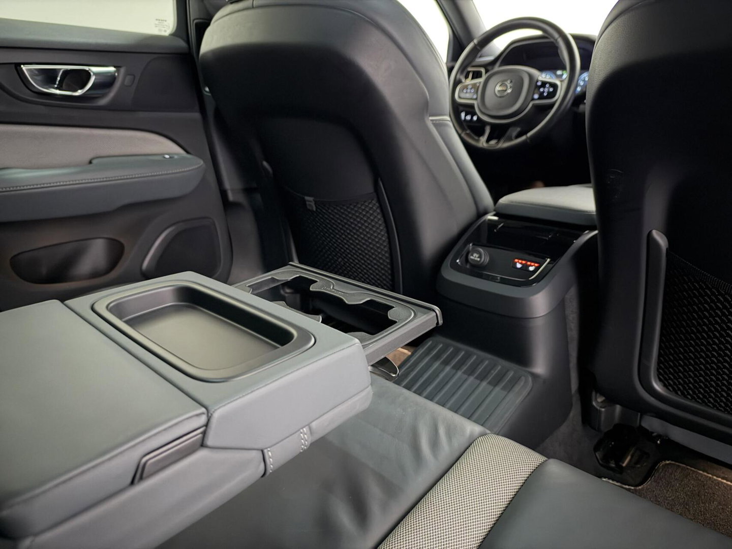 Volvo V60 2.0 T8 Twin Engine AWD R-Design Pano H/K 360° HUD Trekh.