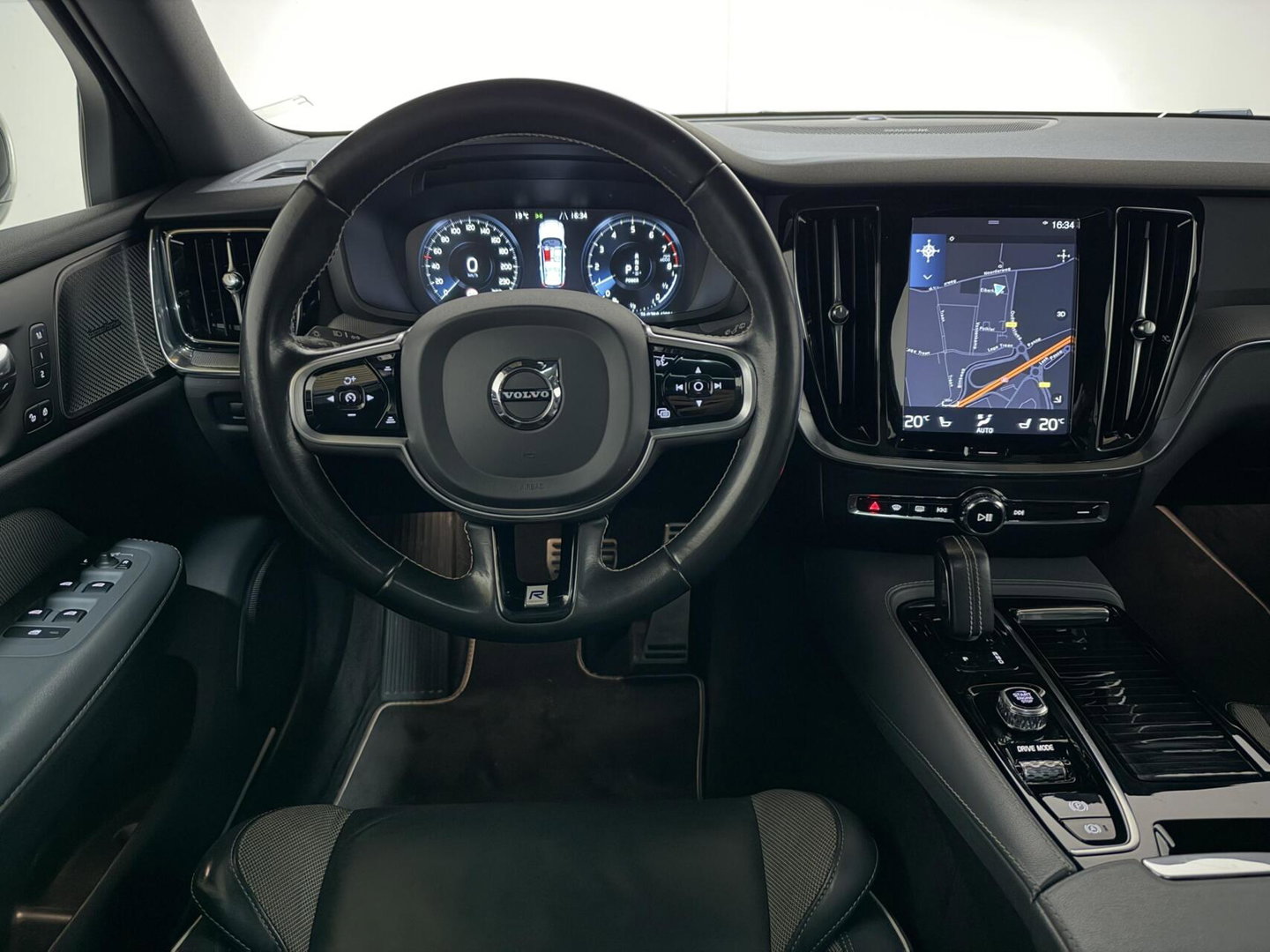Volvo V60 2.0 T8 Twin Engine AWD R-Design Pano H/K 360° HUD Trekh.
