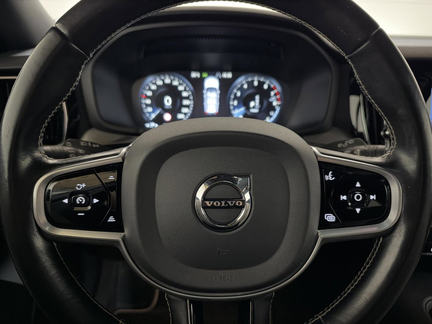 Volvo V60 2.0 T8 Twin Engine AWD R-Design Pano H/K 360° HUD Trekh.