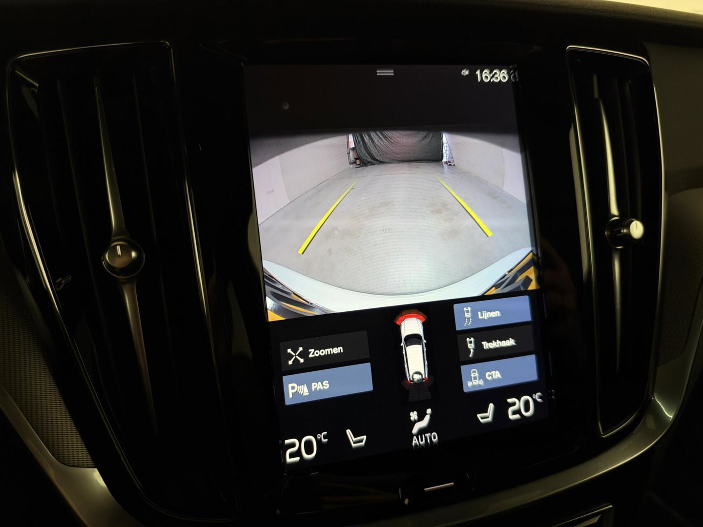 Volvo V60 2.0 T8 Twin Engine AWD R-Design Pano H/K 360° HUD Trekh.