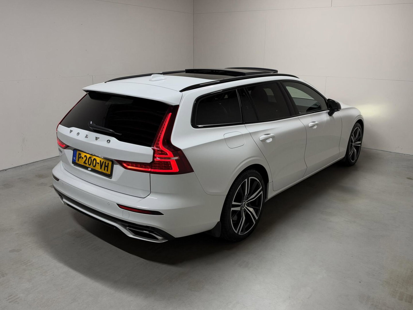 Volvo V60 2.0 T8 Twin Engine AWD R-Design Pano H/K 360° HUD Trekh.