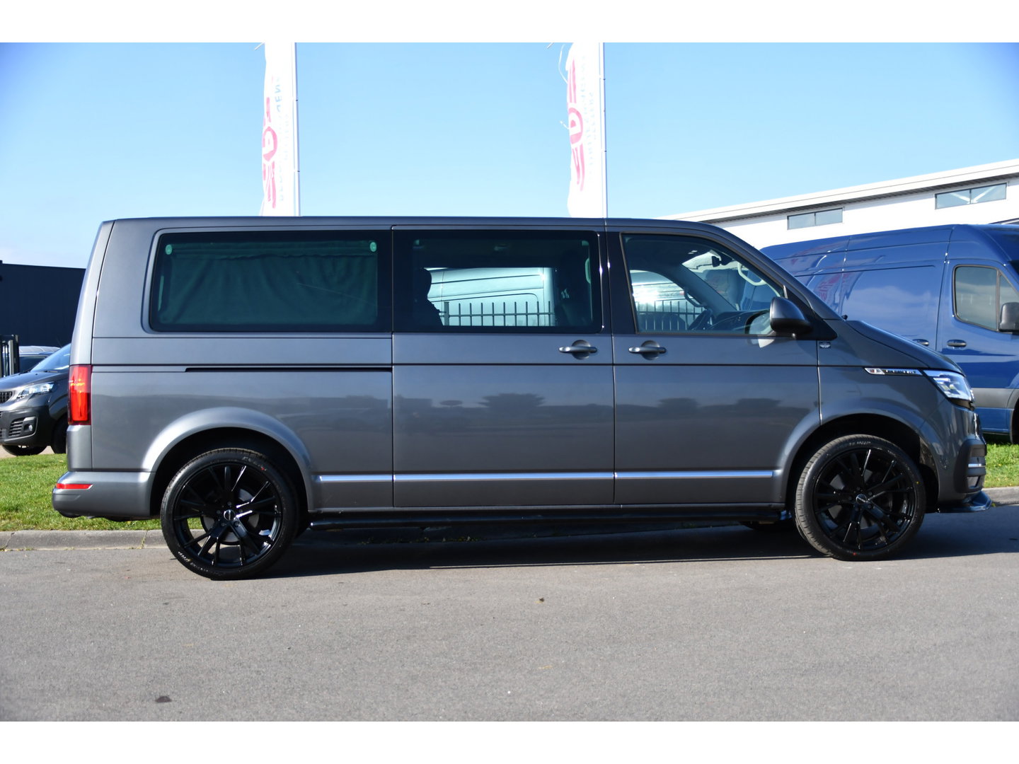 Volkswagen Transporter 2.0 TDI L2H1 30 DC Caravelle FULL OPTIONS! Adaptieve Cruise, Camera, Carplay, 2 x Schuifdeur, Leder, LED, 204pk, Automaat, Clima, Stoelverwarming, Uniek!