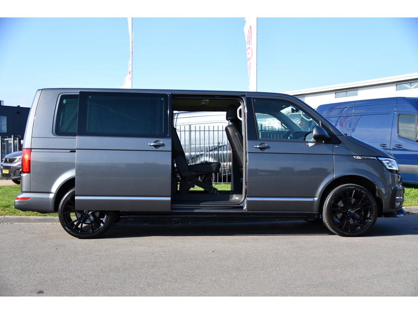 Volkswagen Transporter 2.0 TDI L2H1 30 DC Caravelle FULL OPTIONS! Adaptieve Cruise, Camera, Carplay, 2 x Schuifdeur, Leder, LED, 204pk, Automaat, Clima, Stoelverwarming, Uniek!