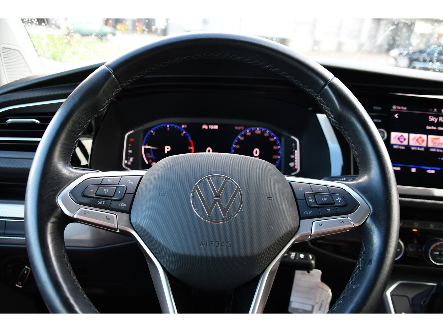 Volkswagen Transporter 2.0 TDI L2H1 30 DC Caravelle FULL OPTIONS! Adaptieve Cruise, Camera, Carplay, 2 x Schuifdeur, Leder, LED, 204pk, Automaat, Clima, Stoelverwarming, Uniek!