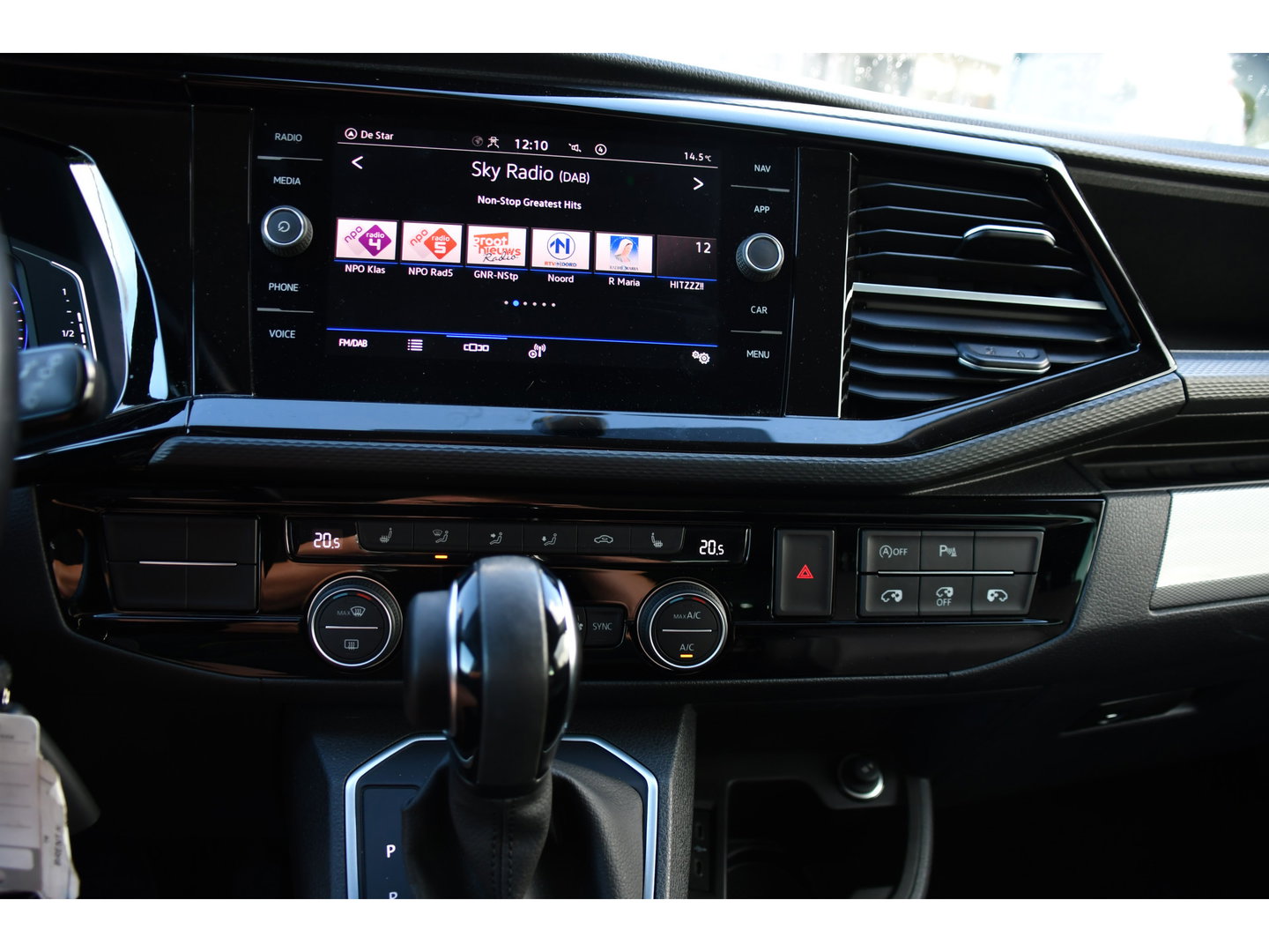 Volkswagen Transporter 2.0 TDI L2H1 30 DC Caravelle FULL OPTIONS! Adaptieve Cruise, Camera, Carplay, 2 x Schuifdeur, Leder, LED, 204pk, Automaat, Clima, Stoelverwarming, Uniek!