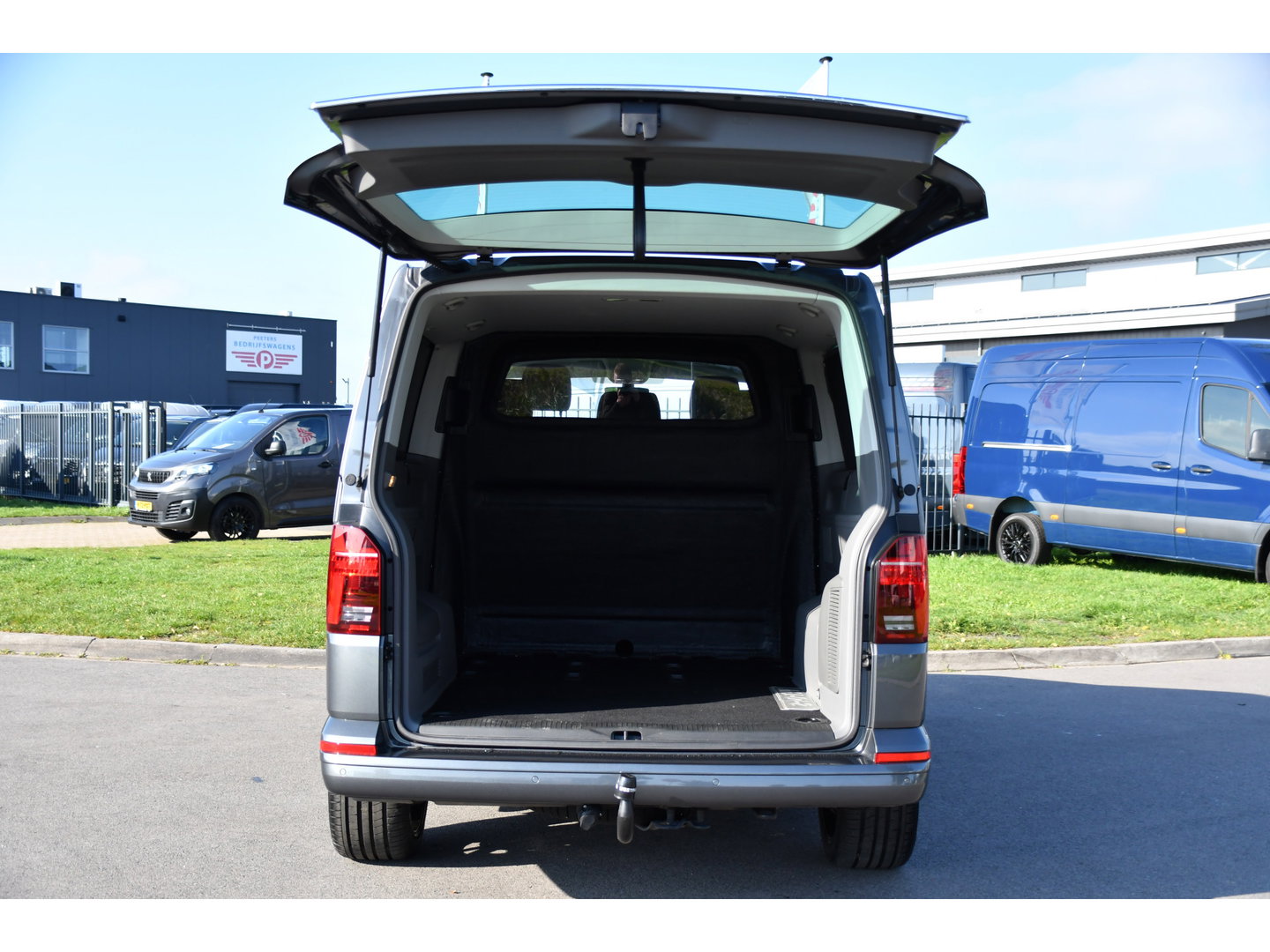Volkswagen Transporter 2.0 TDI L2H1 30 DC Caravelle FULL OPTIONS! Adaptieve Cruise, Camera, Carplay, 2 x Schuifdeur, Leder, LED, 204pk, Automaat, Clima, Stoelverwarming, Uniek!