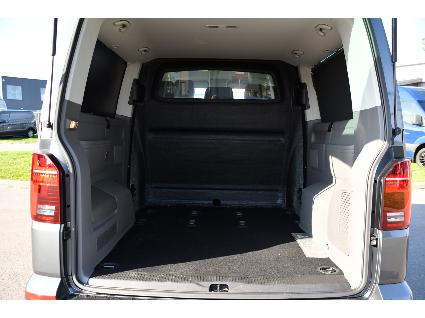 Volkswagen Transporter 2.0 TDI L2H1 30 DC Caravelle FULL OPTIONS! Adaptieve Cruise, Camera, Carplay, 2 x Schuifdeur, Leder, LED, 204pk, Automaat, Clima, Stoelverwarming, Uniek!