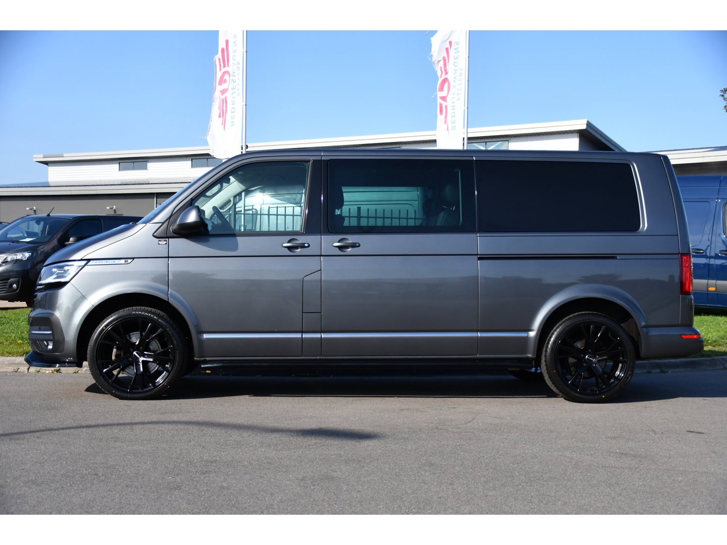 Volkswagen Transporter 2.0 TDI L2H1 30 DC Caravelle FULL OPTIONS! Adaptieve Cruise, Camera, Carplay, 2 x Schuifdeur, Leder, LED, 204pk, Automaat, Clima, Stoelverwarming, Uniek!