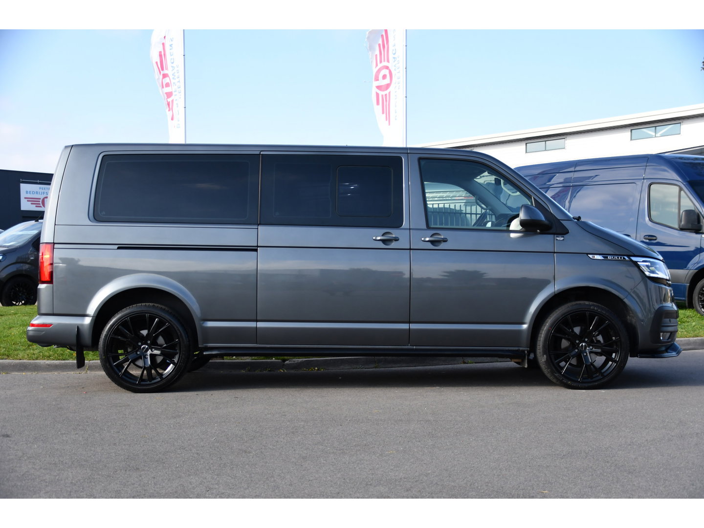Volkswagen Transporter 2.0 TDI L2H1 30 DC Bulli Virtual, Adpatieve Cruise, Carplay, LED, Leder, Stoelverwarming, Trekhaak, Automaat, Uniek!