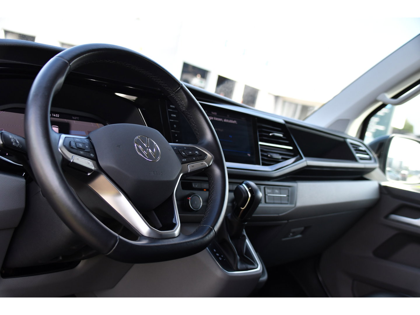 Volkswagen Transporter 2.0 TDI L2H1 30 DC Bulli Virtual, Adpatieve Cruise, Carplay, LED, Leder, Stoelverwarming, Trekhaak, Automaat, Uniek!