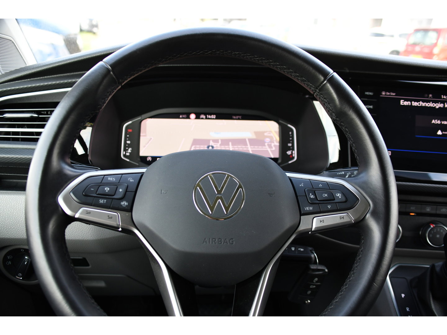 Volkswagen Transporter 2.0 TDI L2H1 30 DC Bulli Virtual, Adpatieve Cruise, Carplay, LED, Leder, Stoelverwarming, Trekhaak, Automaat, Uniek!