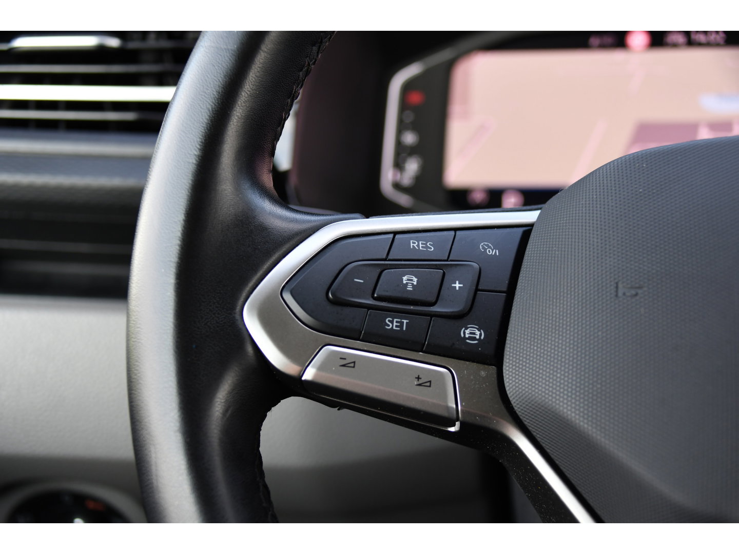 Volkswagen Transporter 2.0 TDI L2H1 30 DC Bulli Virtual, Adpatieve Cruise, Carplay, LED, Leder, Stoelverwarming, Trekhaak, Automaat, Uniek!