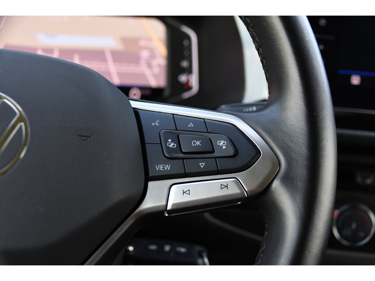 Volkswagen Transporter 2.0 TDI L2H1 30 DC Bulli Virtual, Adpatieve Cruise, Carplay, LED, Leder, Stoelverwarming, Trekhaak, Automaat, Uniek!